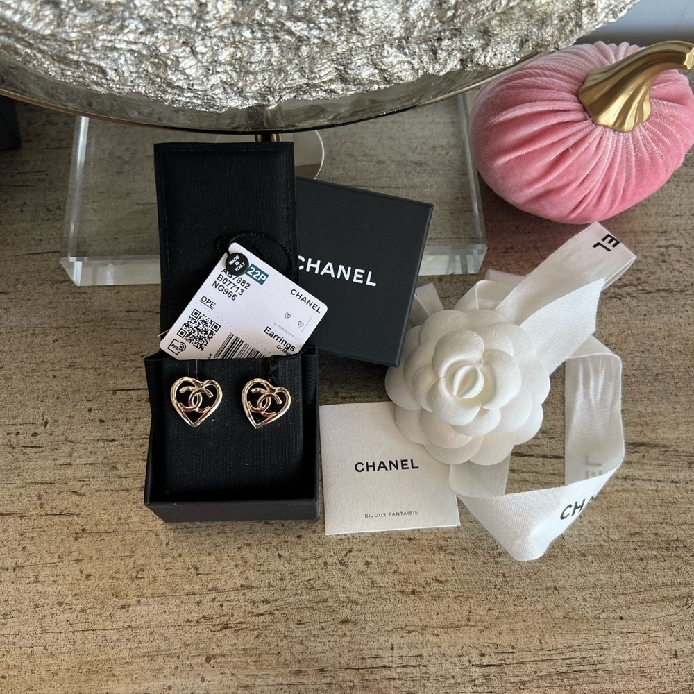 CHANEL 22P Metal Gold-tone Heart Earrings - Picture 9 of 11